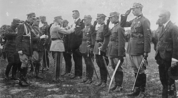  Dekoracja oficerów 30 Dywizji Piechoty, weteranów byłej Brygady Syberyjskiej w drugą rocznicę powrotu do Polski 16.07.1922 r.  