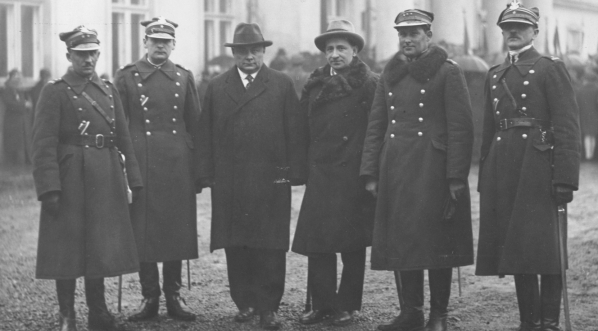 Delegacja z odznaką więźniów politycznych z lat 1914-1921 dla marszałka Józefa Piłsudskiego.  
