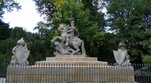  Pomnik Jana III Sobieskiego w Łazienkach Królewskich w Warszawie.  