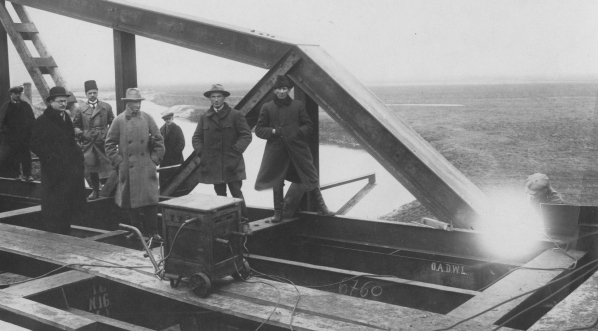  Budowa mostu żelaznego na Słudwi pod Łowiczem w 1928 r.  