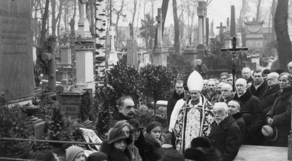  Poświęcenie pomnika na grobie mecenasa Antoniego Osuchowskiego, bojownika o polskość na cmentarzu Powązkowskim w Warszawie w styczniu 1933 r.  