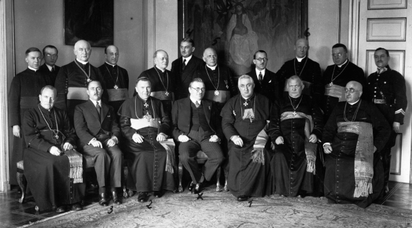  Wręczenie biskupowi pomocniczemu chełmińskiemu Konstantemu Dominikowi Krzyża Komandorskiego Orderu Polonia Restituta w marcu 1933 r.  