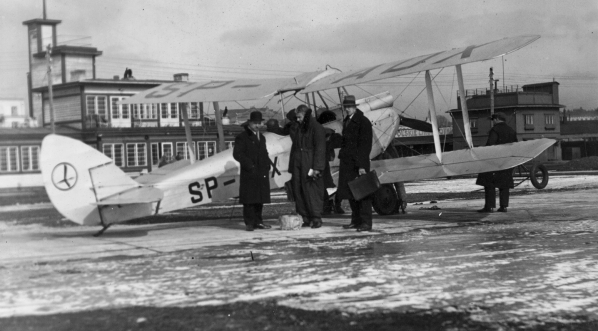  Powitanie na lotnisku w Warszawie kapitana Stanisława Skarżyńskiego i porucznika Andrzeja Markiewicza po zakończeniu lotu dookoła Afryki w maju 1931  r.  