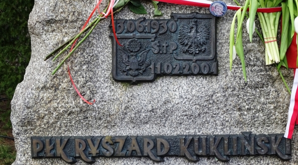  Grób Ryszarda Kuklińskiego w Alei Zasłużonych na Cmentarzu Wojskowym na Powązkach w Warszawie.  