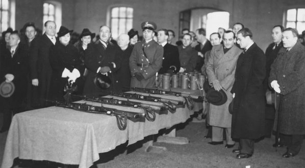  Przekazanie 1 Pułkowi Szwoleżerów ręcznych karabinów maszynowych Browning wz. 28, ufundowanych przez Związek Artystów Scen Polskich 24.10.1938 r.  