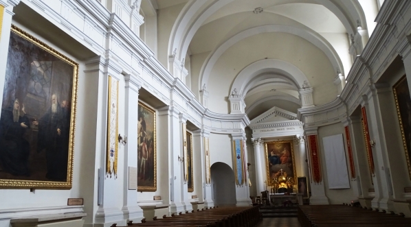  Wnętrze kościół Trójcy Przenajświętszej na Świętym Krzyżu.  