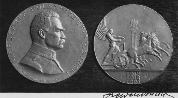  Medalion autorstwa Stanisława Lewandowskiego "Marszałek Polski Józef Piłsudski".  