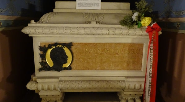  Sarkofag Lucjana Siemieńskiego w Krypcie Zasłużonych w kościele na Skałce w Krakowie.  