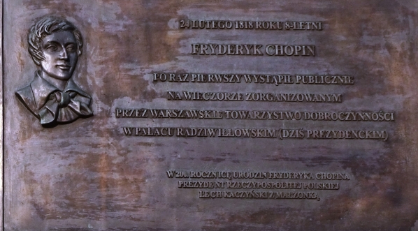  Tablica upamiętniająca pierwszy publiczny występ Fryderyka Chopina na ścianie Pałacu Prezydenckiego w Warszawie.  