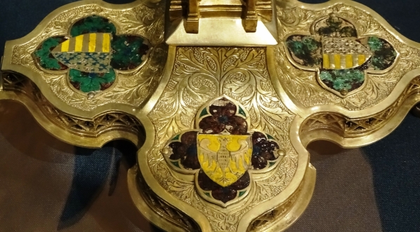  Stopa krzyża relikwiarzowego Ludwika I,  króla Węgier i Polski.  