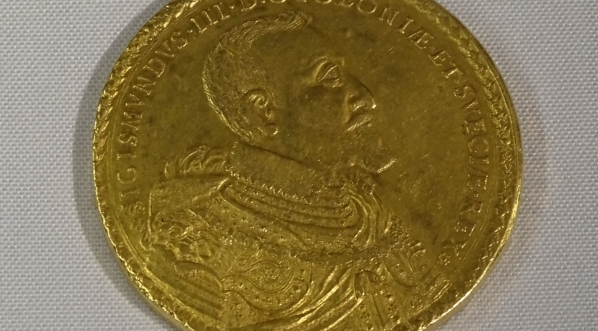  Złota moneta o nominale 100 duktów króla Zygmunta III Wazy.  