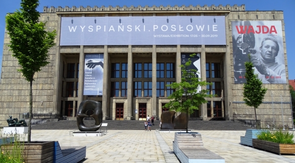  Gmach główny Muzeum Narodowego w Krakowie z banerami wystaw o Wyspiańskim i Wajdzie.  