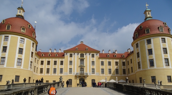  Pałac w Moritzburgu w Saksonii z herbem Polski nad  głównym wejściem.  