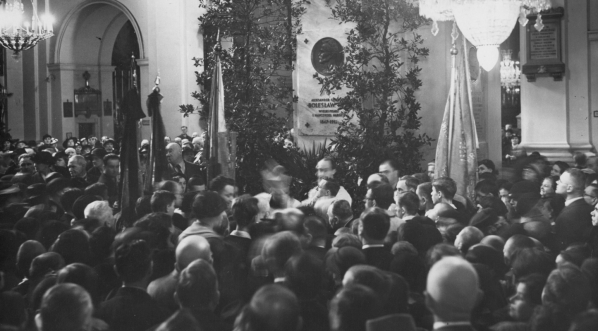  Uroczystość odsłonięcia tablicy pamiątkowej ku czci Bolesława Prusa w kościele Świętego Krzyża w Warszawie 19.05.1936 r.  