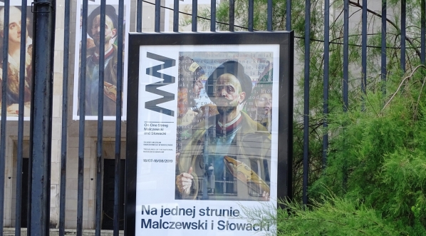  Afisz i baner wystawy "Na jednej strunie: Malczewski i Słowacki"  na gmachu Muzeum Narodowego w Warszawie.  