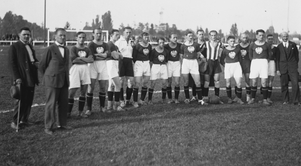  Drużyna Polski przed meczem piłki nożnej z Turcją we Lwowie 12.09.1926 r.  