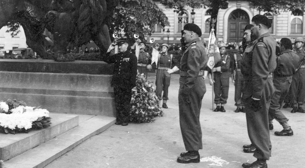 Składanie wieńca na Grobie Nieznanego Żołnierza przez dowódcę 1 Dywizji Pancernej gen. Stanisława Maczka podczas walk w Belgii we wrześniu 1944 r. .  