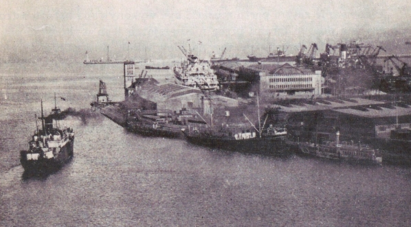  Widok na awanport Gdyni od strony basenu Marszałka Piłsudskiego. Rok 1938.  