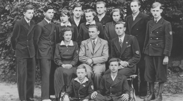  Członkowie samorządu szkolnego Prywatnego Gimnazjum im. Marszałka Stanisława Badeniego w Radziechowie,  1936 r.  