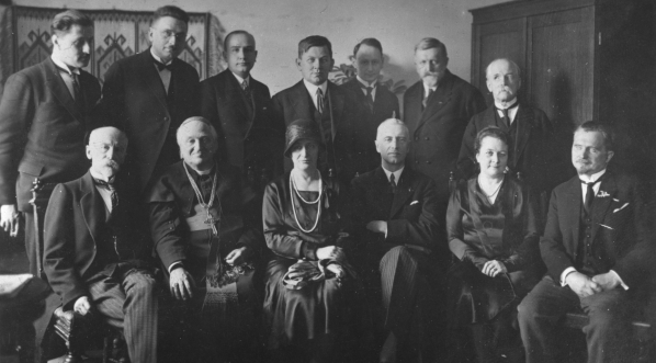  Uroczystość wręczenia nagrody literackiej miasta Wilna im. Adama Mickiewicza Kazimierze Iłłakowiczównie na posiedzeniu Rady Miejskiej w marcu 1930 r.  