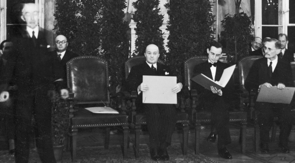  Uroczystość wręczenia nagród miasta stołecznego Warszawy w sali Rady Miejskiej w Warszawie 18.11.1936 r.  