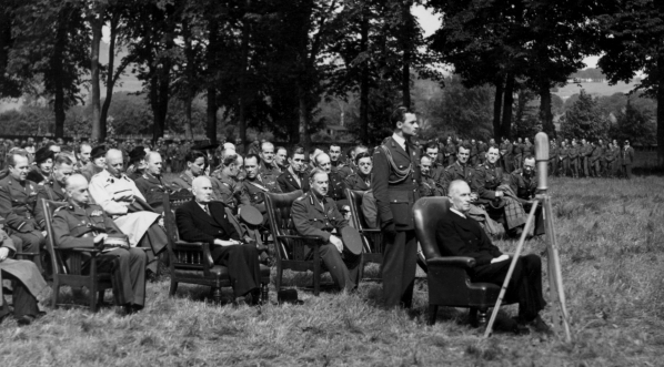  Msza polowa podczas uroczystości wręczania sztandaru 1 Samodzielnej Brygadzie Spadochronowej 15.06.1944 r.  