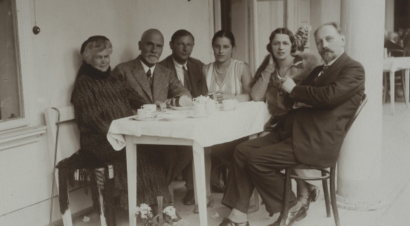  Lucyna Kotarbińska, Karol Irzykowski, Wanda Wasilewska i Jan Lorentowicz podczas śniadania na tarasie domu wypoczynkowego w Truskawcu.  