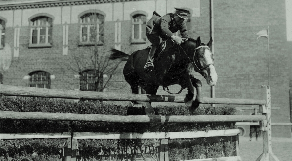  Adam Królikiewicz na koniu w skoku przez przeszkodę w 1928 r.  