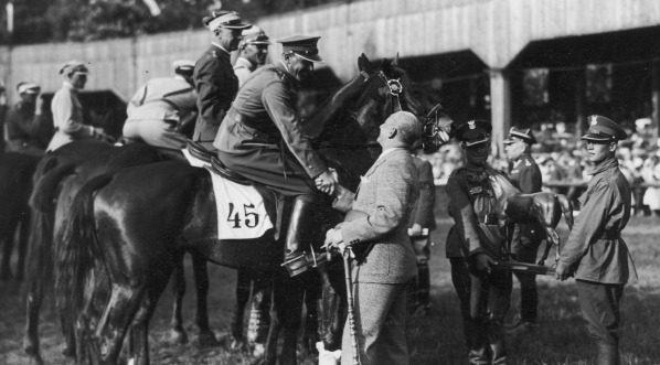  Krajowe zawody konne na hipodromie w Łazienkach Królewskich w Warszawie w maju 1932 r.  