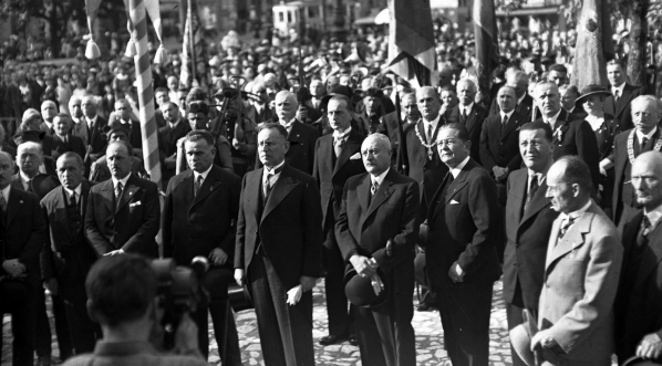  Uroczystość abdykacji króla Bractwa Kurkowego podczas uroczystości na Rynku Głównym Krakowa w czerwcu 1936 r.  