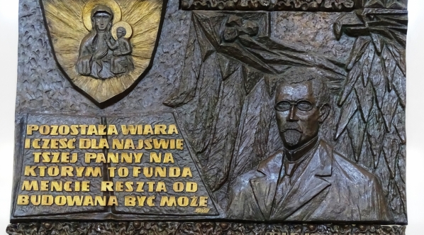  Tablica poświęcona Henrykowi Sienkiewiczowi w sali Rycerskiej w klasztorze na Jasnej Górze.  