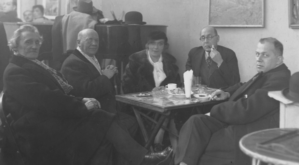  Grupa artystów w kawiarni Instytutu Propagandy Sztuki w Warszawie w 1933 r.  