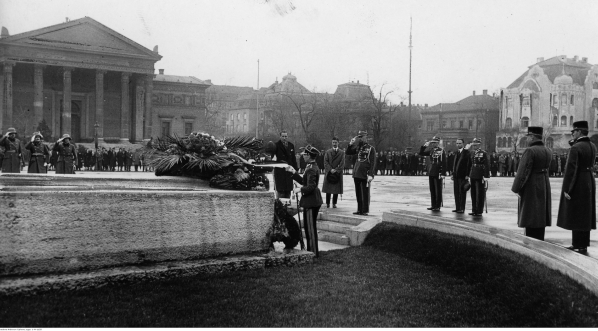  Grupa polskich szermierzy składa wieniec na Grobie Nieznanego Żołnierza w Budapeszcie podczas meczu szermierczego Polska-Węgry w kwietniu 1934 r. .  