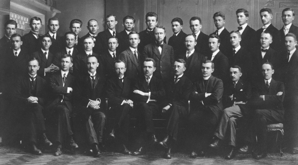  Abiturienci Polskiego Gimnazjum Realnego im. Juliusza Słowackiego w Orłowej na Zaolziu w Czechosłowacji w otoczeniu nauczycieli, 1920 rok.  