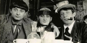 Pablo Picasso, Mojżesz Kisling i Paquerette w kawiarni La Rotonde na Motrparnassie w sierpniu 1916 r.