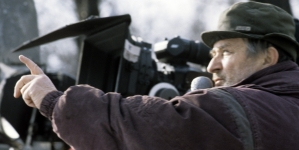 Kazimierz Kutz w trakcie realizacji filmu "Śmierć jak kromka chleba" w 1994 r.