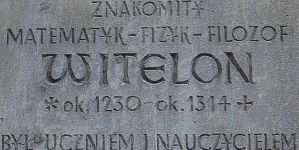 Poświęcona Witelonowi tablica na fasadzie Muzeum Miedzi w Legnicy.