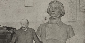 "35 lat pracy artystycznej:  Jubilat-artysta, porf. Alfred Daum, w swojej pracowni, obok wykończonego dla Husiatyna  pomnika Mickiewicza".