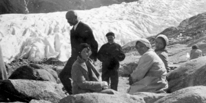 <%# $this->DataItem->marArticleFrom->title %