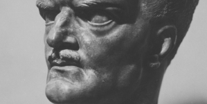 Rzeźba dłuta artysty rzeźbiarza Antoniego Miszewskiego przedstawiająca popiersie Andrzeja Struga.