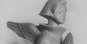 Rzeźba dłuta Jana Szczepkowskiego "Anioł".