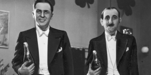 Aleksander Żabczyński i Kazimierz Krukowski  w komedii muzycznej  "Piosenka o Nadinie" w Teatrze na Kredytowej w Warszawie w październiku 1934 roku.