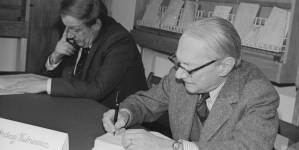 Pisarze podpisują książki na zakończenie konkursu "Złoty kłos dla twórcy - srebrny dla czytelnika" 13.01.1980 r.
