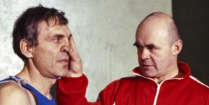 Jacek Ryniewicz i Stanisław Tym w filmie "Rozmowy kontrolowane" z 1991 r.