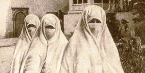 "Algier. Kobiety na spacerze".