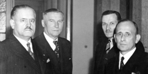 Parlamentarzyści w kuluarach sejmowych w grudniu 1937 roku.