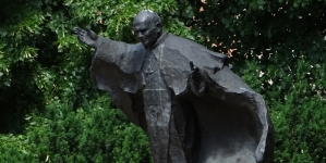 <%# $this->DataItem->marArticleFrom->title %