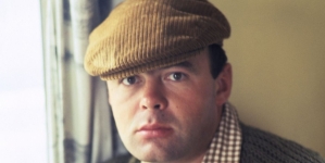 Stanisław Tym na planie filmu "Rejs" w 1970 roku.