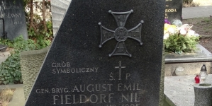 Symboliczny grób Augusta Emila Fieldorfa na Wojskowych Powązkach w Warszawie.