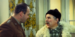 Stanisław Tym i Janusz Kłosiński w filmie "Niespotykanie spokojny człowiek" z 1975 r.